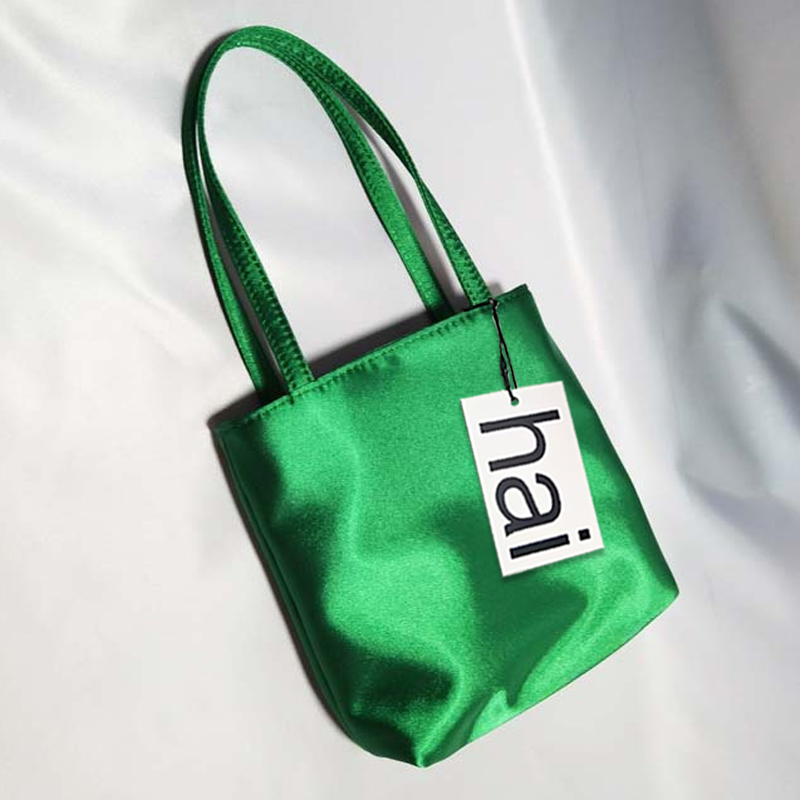 Sac à main carré en soie pour  - Interior Design High End avis et prix