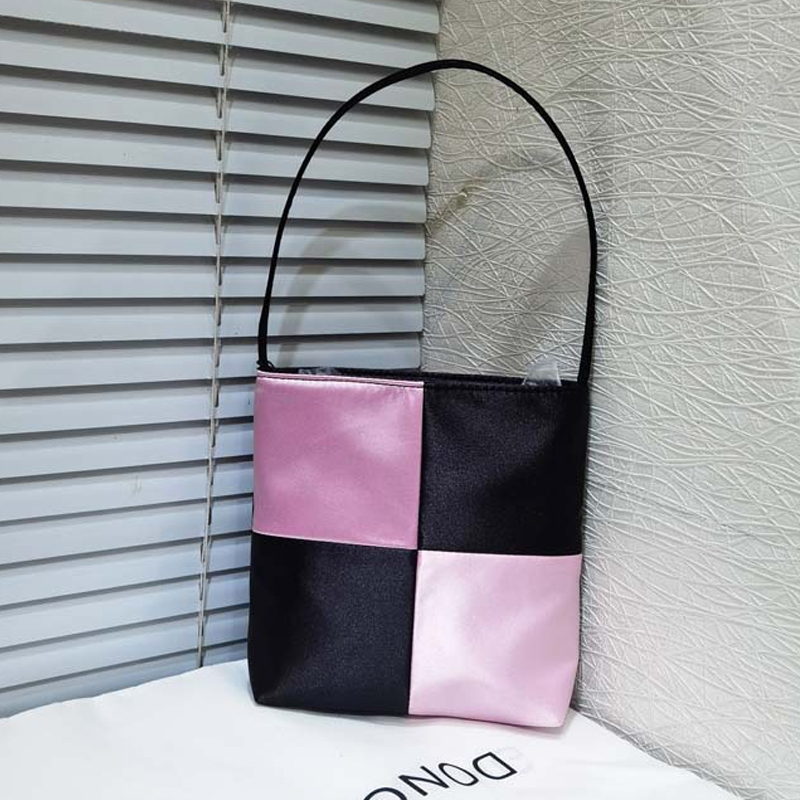 Sac à main carré en soie pour  - Interior Design High End avis et prix